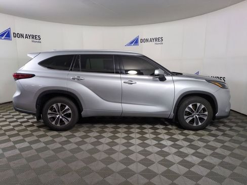 Used 2022 Toyota Highlander XLE image 9