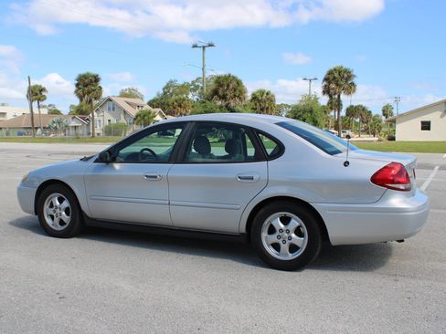 Used 2005 Ford Taurus SE FWD image 3