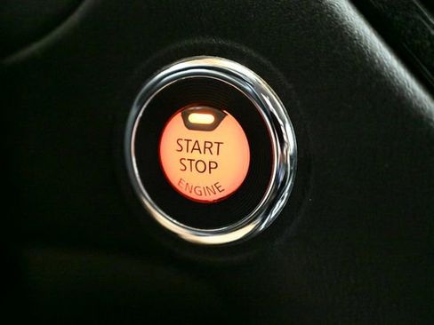 Used 2018 Nissan Pathfinder SV image 34