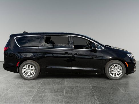 New 2026 Chrysler Pacifica Select image 6