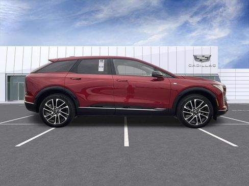 Certified 2025 Cadillac Optiq Sport 2 w/ LPO, Floor Liner Package AWD/4WD image 9