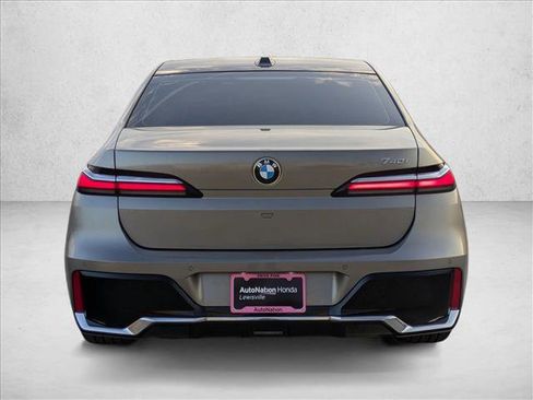 Used 2023 BMW 740i image 7