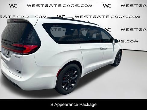 Used 2021 Chrysler Pacifica Limited w/ Uconnect Theater Family Group AWD/4WD image 5
