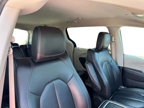 Used 2023 Chrysler Pacifica Touring-L FWD image 26