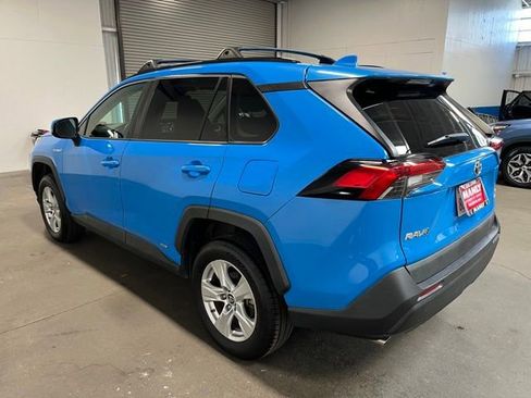 Used 2019 Toyota RAV4 LE w/ Carpet Mat Package AWD/4WD image 5