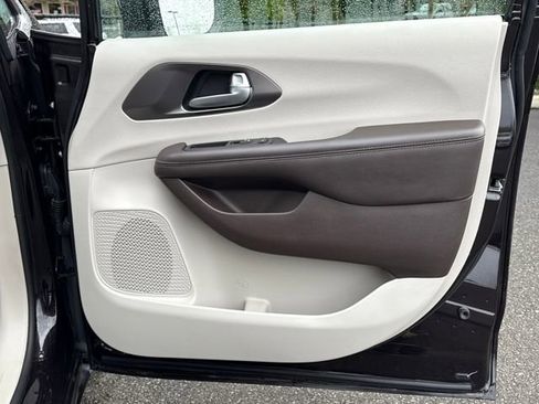 Used 2017 Chrysler Pacifica Touring-L Plus w/ Tire & Wheel Group image 24