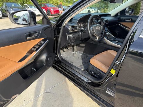 Used 2017 Lexus IS 200t image 9