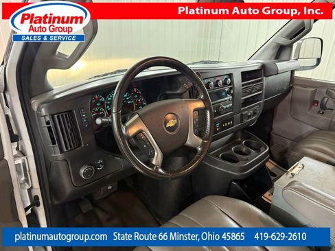 Used 2017 Chevrolet Express 3500 Extended RWD image 27