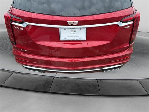 Used 2025 Cadillac XT6 Premium Luxury image 14
