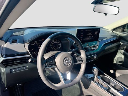 Used 2023 Nissan Altima 2.5 SR w/ SR Premium Package image 9