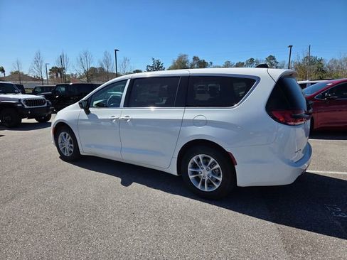 New 2026 Chrysler Pacifica Select image 10