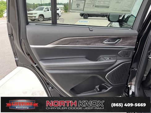 New 2025 Jeep Grand Cherokee L Limited w/ Luxury Tech Group II image 18