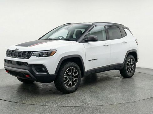 Used 2025 Jeep Compass Trailhawk image 3