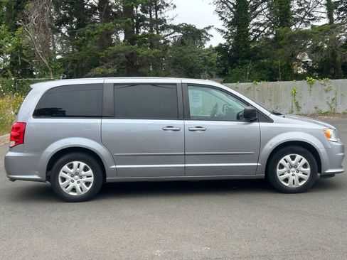 Used 2016 Dodge Grand Caravan SE w/ Quick Order Package 29E SE FWD image 4
