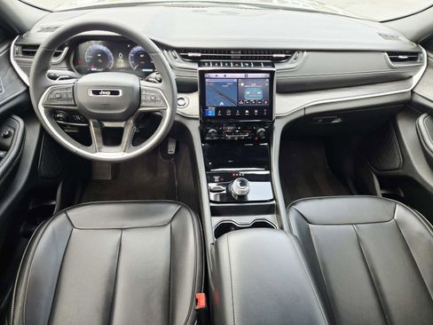 Used 2024 Jeep Grand Cherokee Limited w/ Black Appearance Package image 11