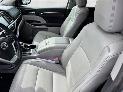 Used 2014 Toyota Highlander Limited image 9