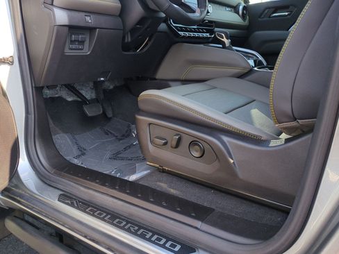 Used 2024 Chevrolet Colorado ZR2 w/ ZR2 Convenience Package III AWD/4WD image 17