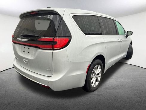 Used 2024 Chrysler Pacifica Touring-L image 14