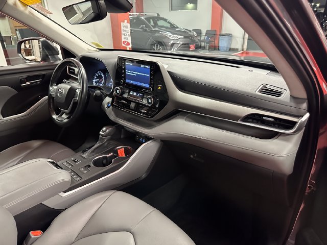 Used 2022 Toyota Highlander XLE AWD/4WD image 17
