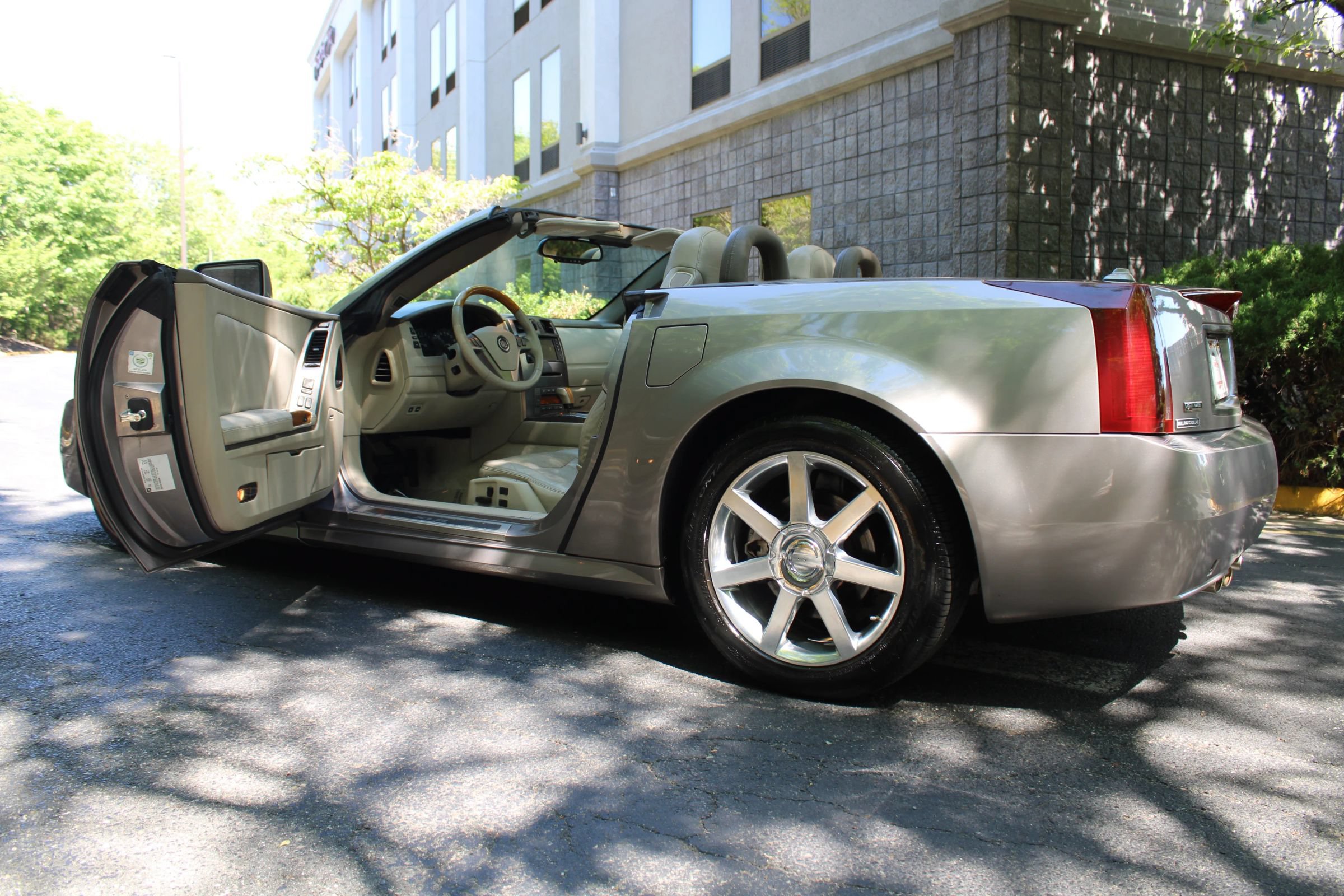 Used 2005 Cadillac XLR RWD image 20