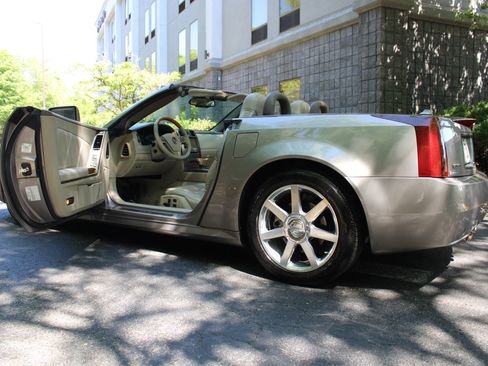 Used 2005 Cadillac XLR RWD image 20