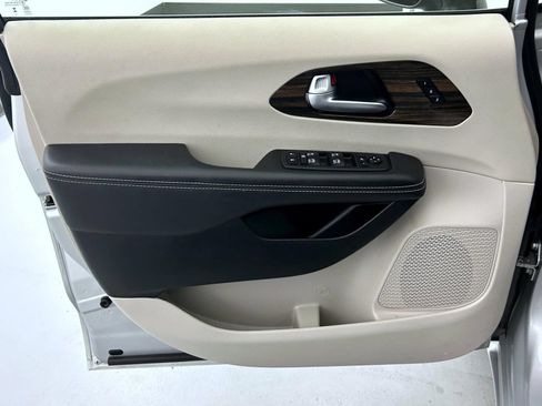 Used 2024 Chrysler Pacifica Limited FWD image 9