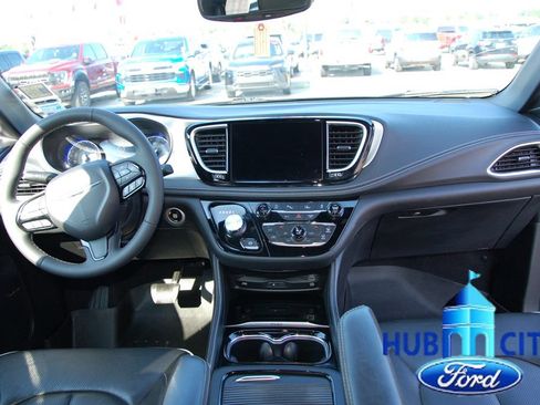 Used 2023 Chrysler Pacifica Limited w/ Uconnect Theater Family Group AWD/4WD image 16