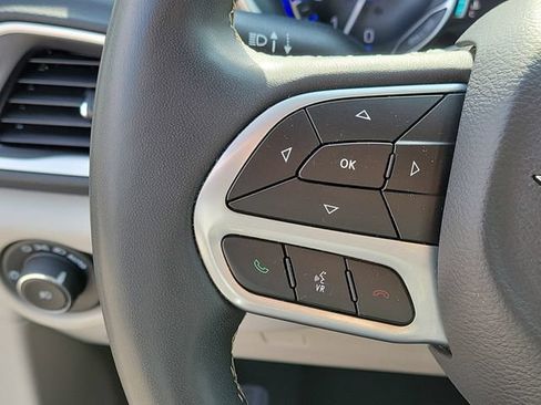 Used 2023 Chrysler Pacifica Touring-L FWD image 10