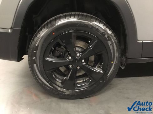 Used 2023 Jeep Cherokee Altitude Lux w/ Lux Elite Package AWD/4WD image 19
