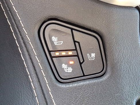 Used 2017 GMC Yukon SLT w/ Premium Edition image 25