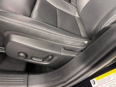 Used 2025 Volvo XC40 B5 Plus image 23