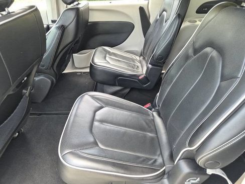 Used 2023 Chrysler Pacifica Limited FWD image 28
