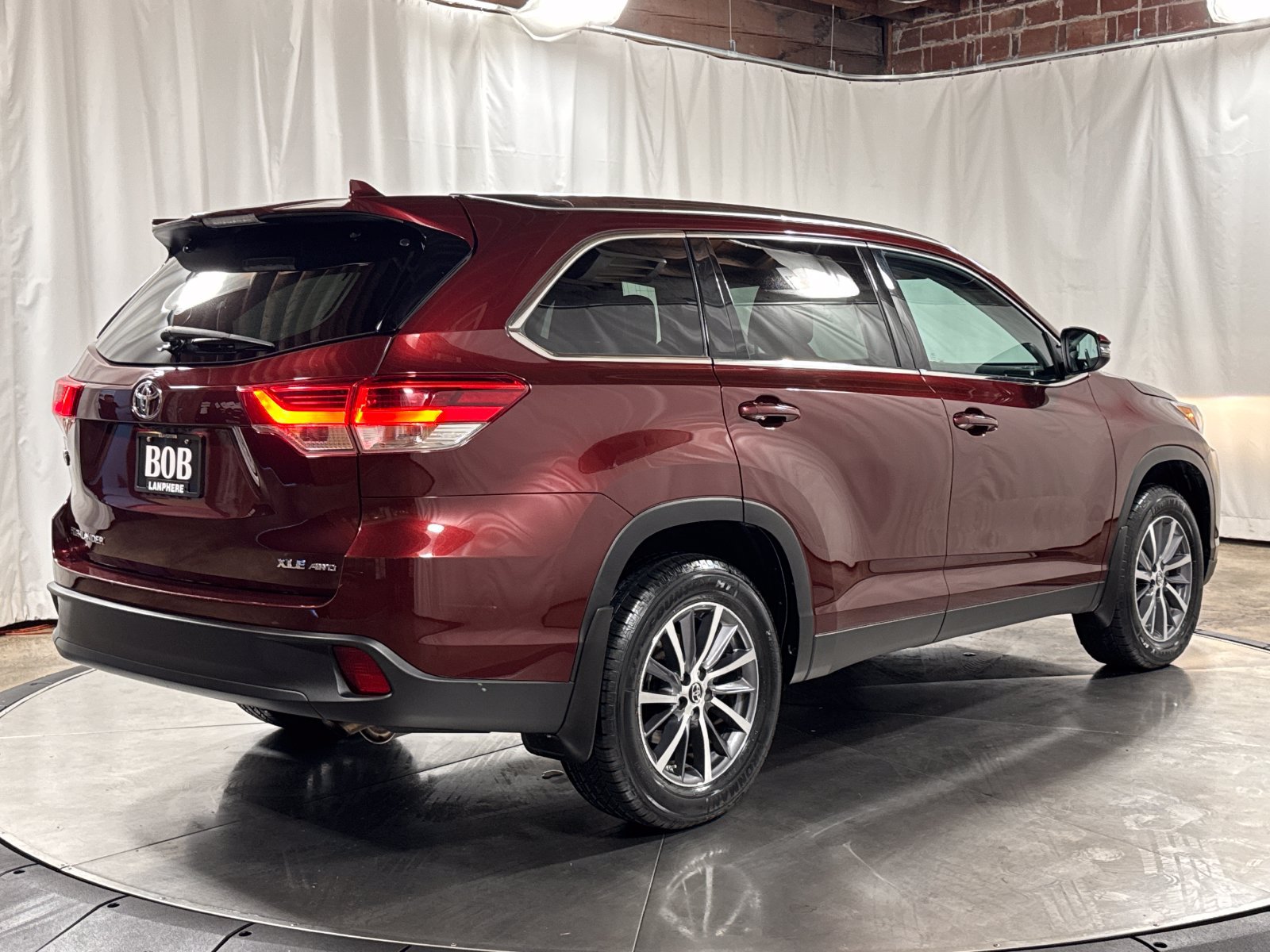 Used 2019 Toyota Highlander XLE w/ Carpet Mat Package (TMS) AWD/4WD image 10
