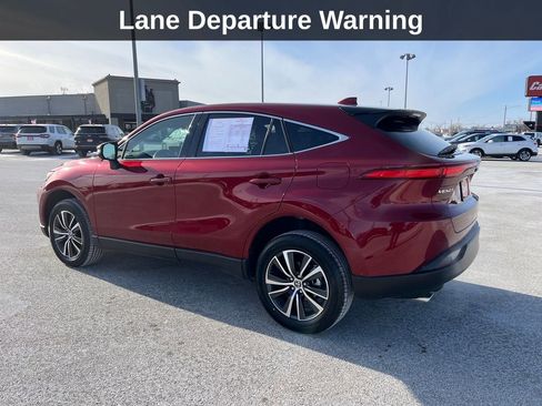 Used 2023 Toyota Venza LE image 3