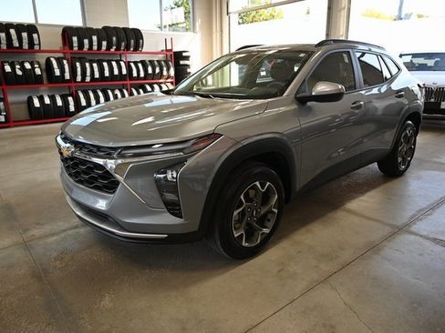 Used 2024 Chevrolet Trax LT w/ Driver Confidence Package image 8