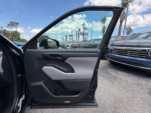 Used 2023 Toyota Highlander L FWD image 28