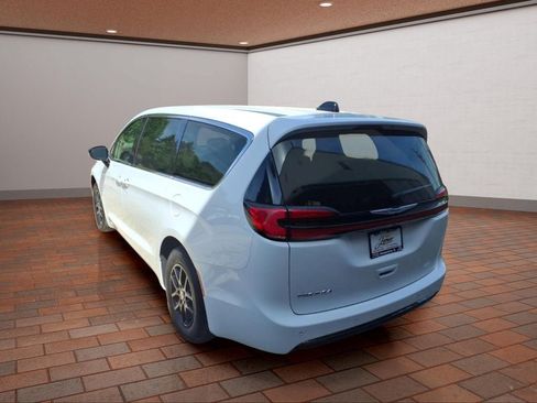 Used 2024 Chrysler Pacifica Touring-L FWD image 7