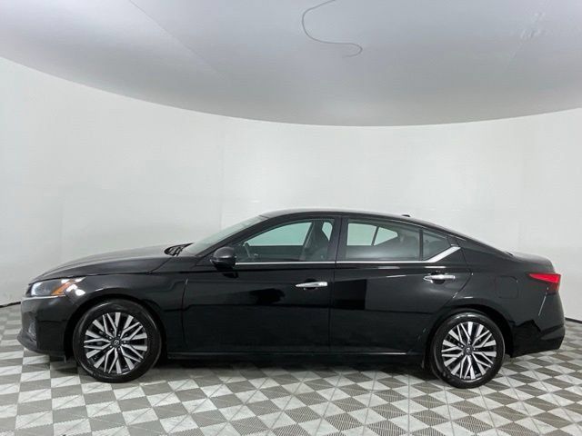 Used 2025 Nissan Altima 2.5 SV FWD image 7