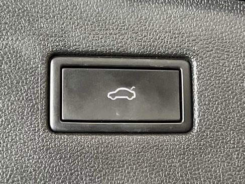 Used 2022 Volkswagen Tiguan SE image 6