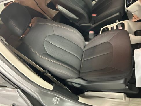 Used 2018 Chrysler Pacifica L image 24