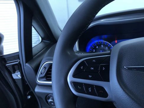 Used 2025 Chrysler Pacifica Select image 26