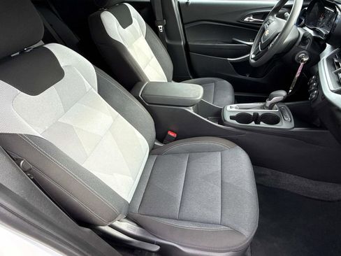 Certified 2025 Chevrolet Trax LS image 31