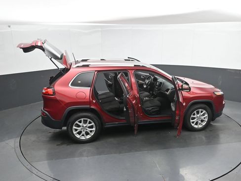 Used 2017 Jeep Cherokee Latitude w/ Cold Weather Group AWD/4WD image 48