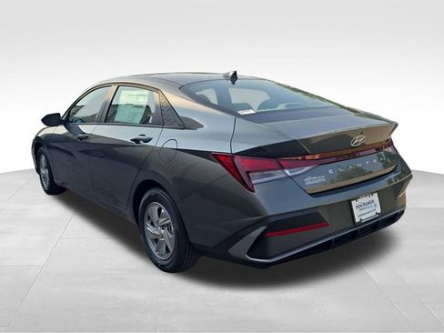 New 2026 Hyundai Elantra SE FWD image 3