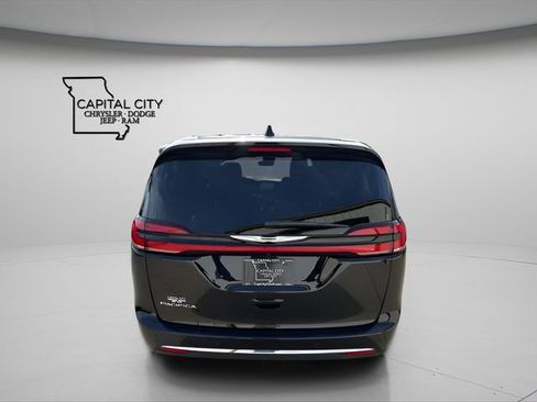 New 2026 Chrysler Pacifica Select image 4