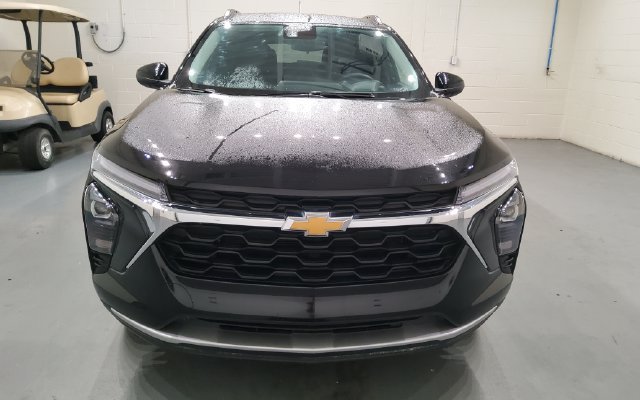 Used 2025 Chevrolet Trax LT FWD image 2