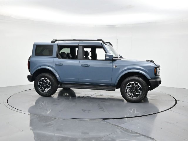 Used 2025 Ford Bronco Outer Banks AWD/4WD image 3