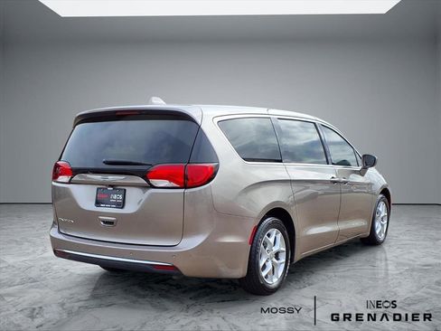 Used 2018 Chrysler Pacifica Touring Plus w/ Tire & Wheel Group image 7