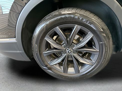 Used 2022 Volkswagen Tiguan SE w/ Panoramic Sunroof Package FWD image 36