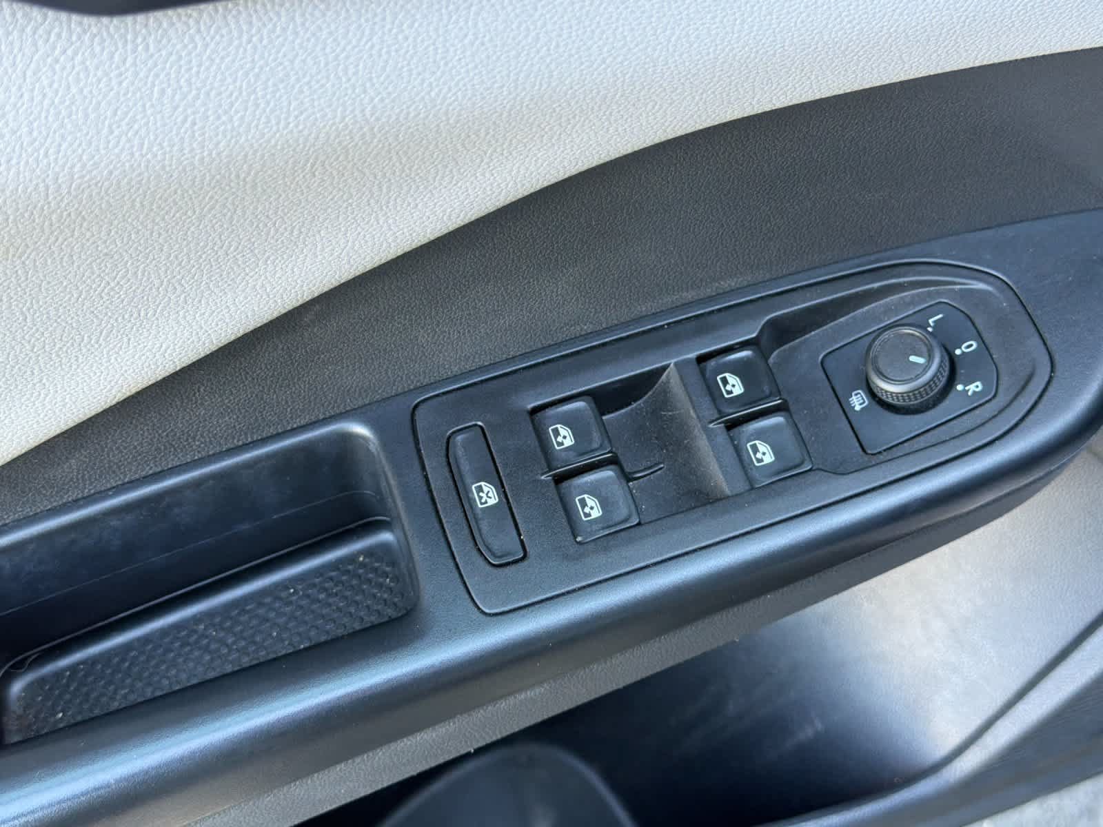Used 2023 Volkswagen Taos SE w/ Panoramic Sunroof Package FWD image 13
